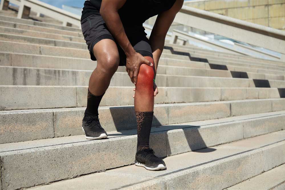 closeup young man with knee injury Quiropráctico en Hackensack NJ Quiropráctico en Hackensack NJ Home - Español - Quiropráctico en Hackensack NJ